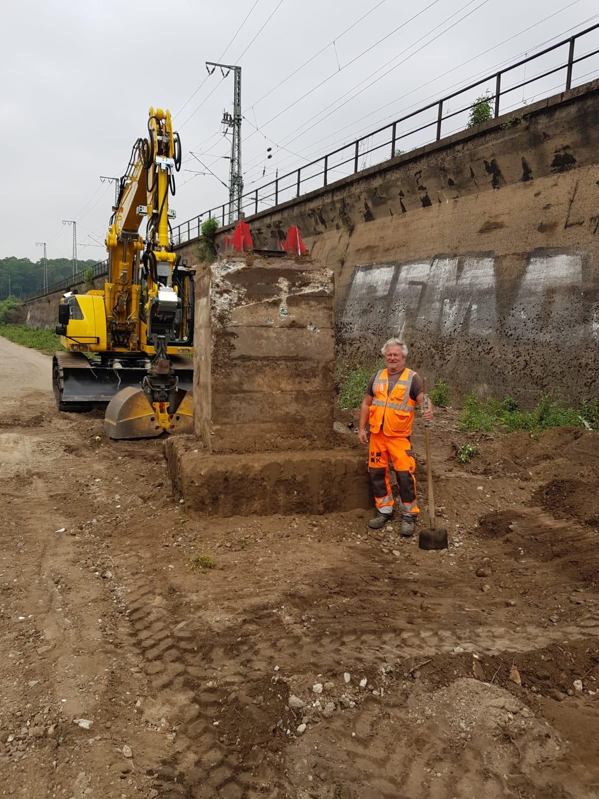Zweiwegebagger Baustelle Mitarbeiter