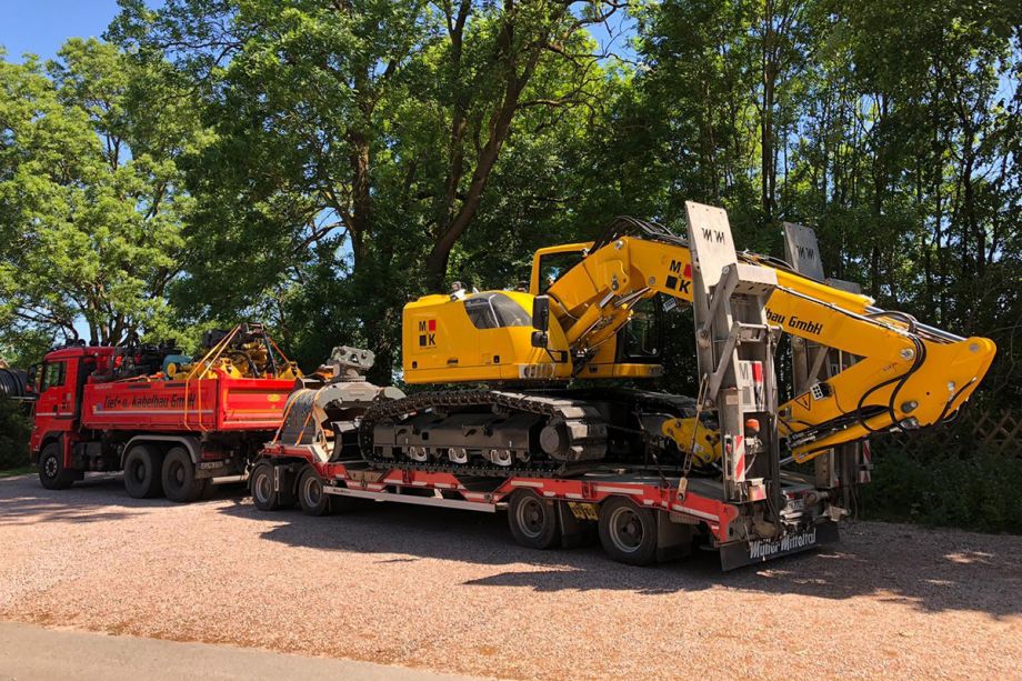 Tieflader und Bagger