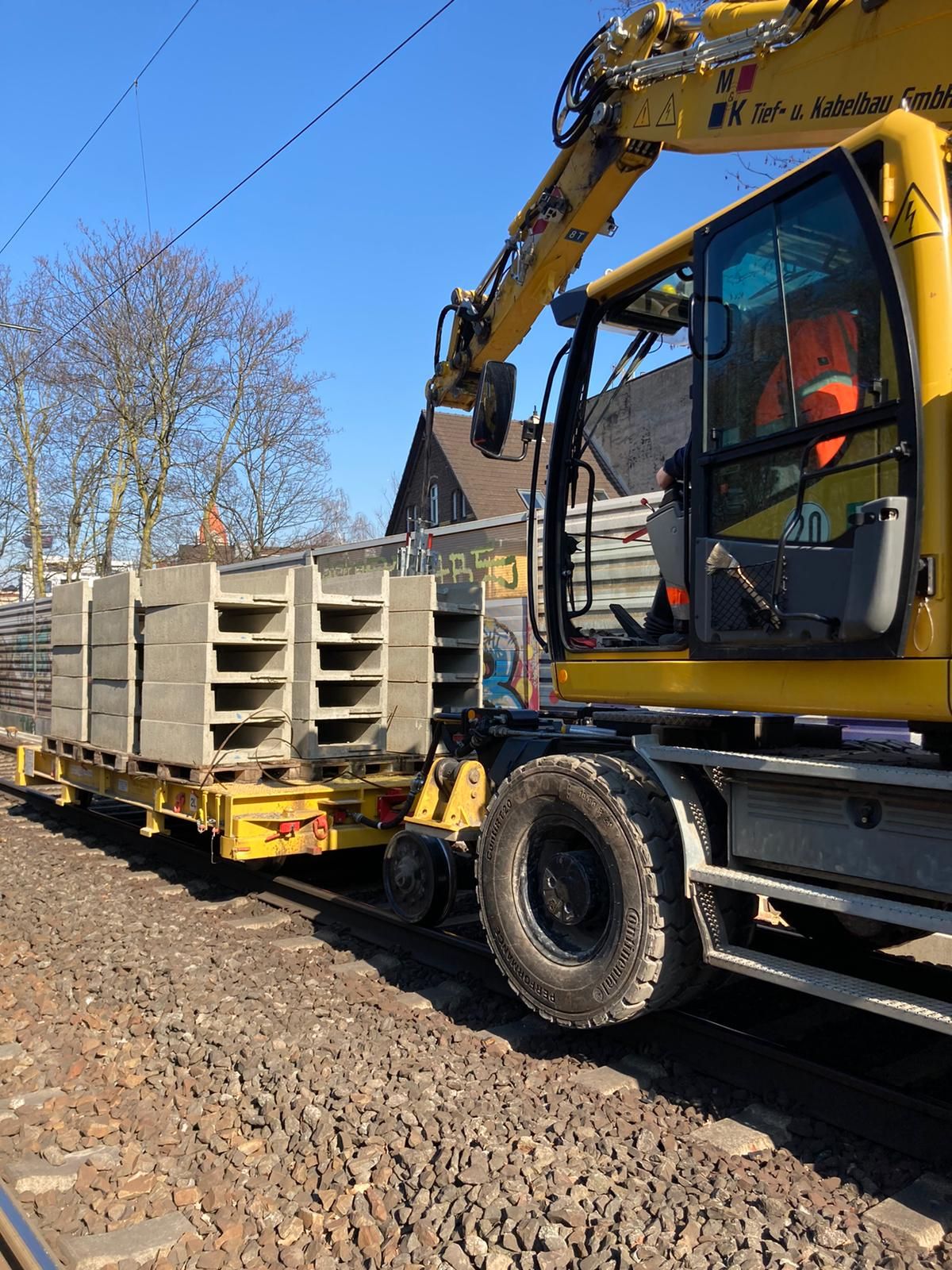Zwei-Wege-Bagger Baustelle